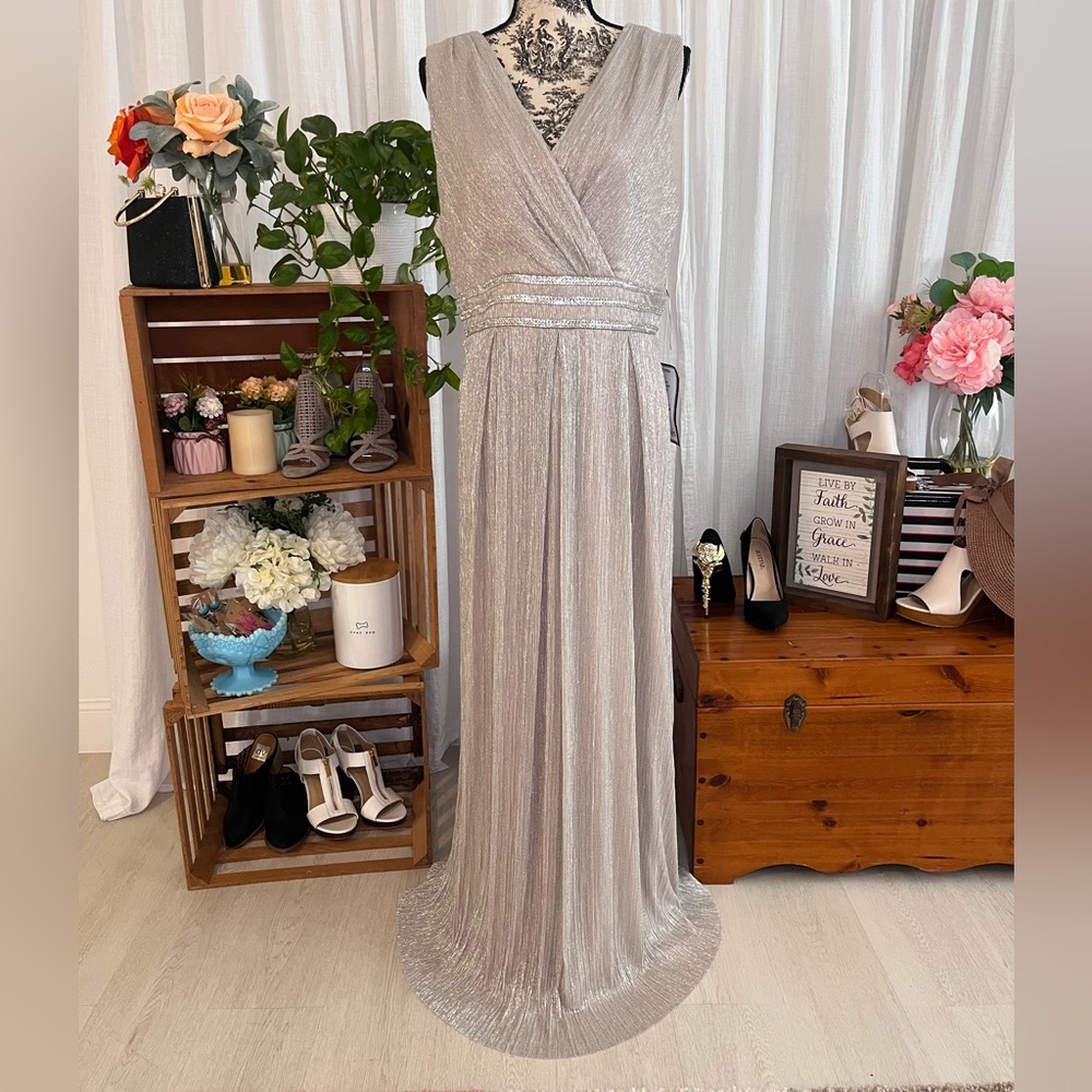 R&M Richards Silver Shimmer V Neck Zipper Closure